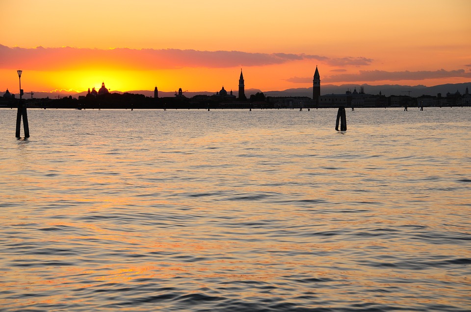 Sunset in Venice: the best places to watch it on a kayak